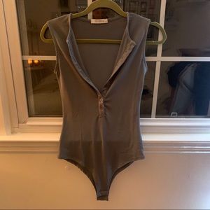 Periwinkle body suit, sleeveless with buttons